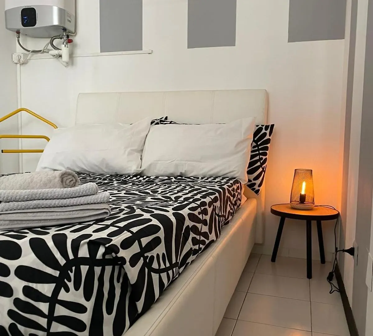 Apartment Citta&Aeroporto Black And White Bergamo Italy